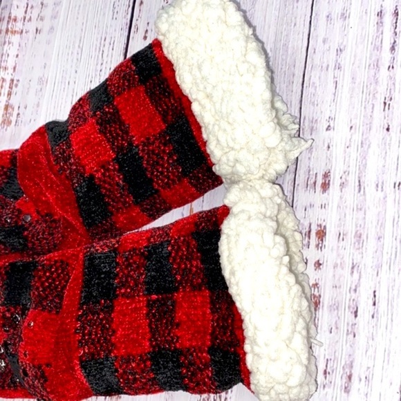 Muk Luks red fluffy socks - Picture 4 of 5